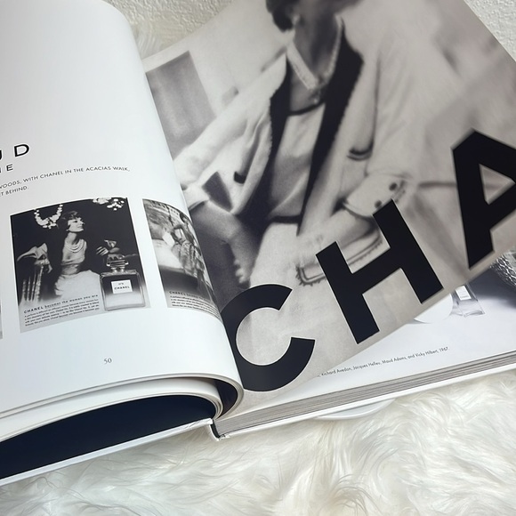 CHANEL White Hardcover Book by Jacques Helleu - Picture 13 of 14